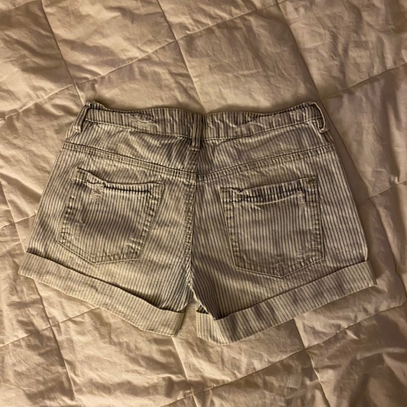 Women’s Garage Brand Jean shorts - Picture 3 of 8